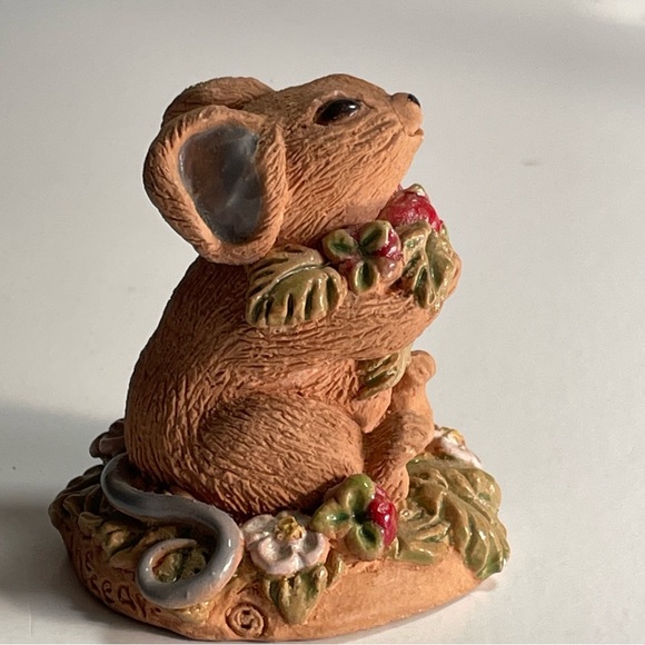 Mouse with Strawberries Figurine by June Sears Terracotta and glazed, signed vtg - Picture 2 of 8